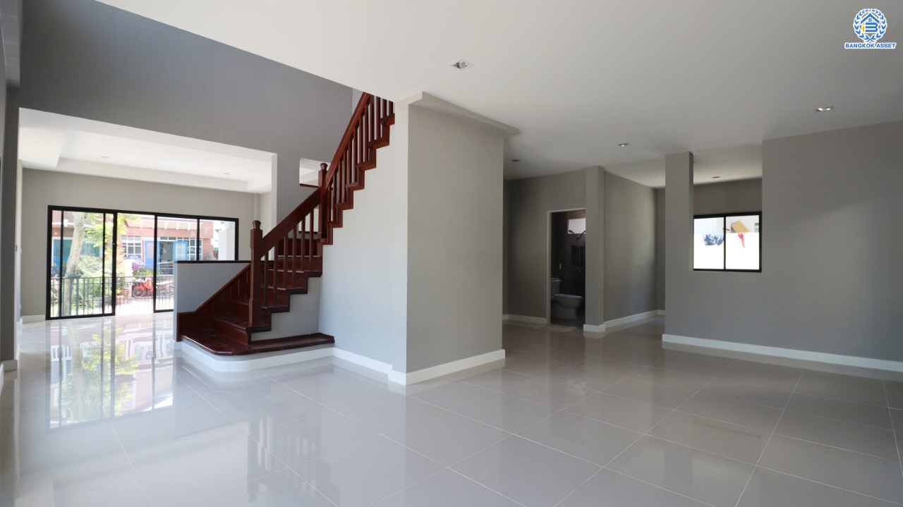 บ้านมือสองตกแต่งใหม่ ม.ราชพฤกษ์ บางบอน4 หลังมุม ตกแต่งหรูหรา ดีไซน์ Classic เนื้อที่ 103.1 ตร.ว. ฟังก์ชัน 3 ห้องนอน 3 ห้องน้ำ จอดรถได้ 4 คัน พื้นที่สนามหญ้าด้านข้างกว้างกว่า 242 ตร.ม. บนทำเลศักยภาพ เชื่อมต่อหลายเส้นทาง ใกล้เดอะมอลล์บางแค จุดขึ้นทางด่วน "เพชรเกษม" และรถไฟฟ้าสายสีน้ำเงิน "สถานีหลักสอง"